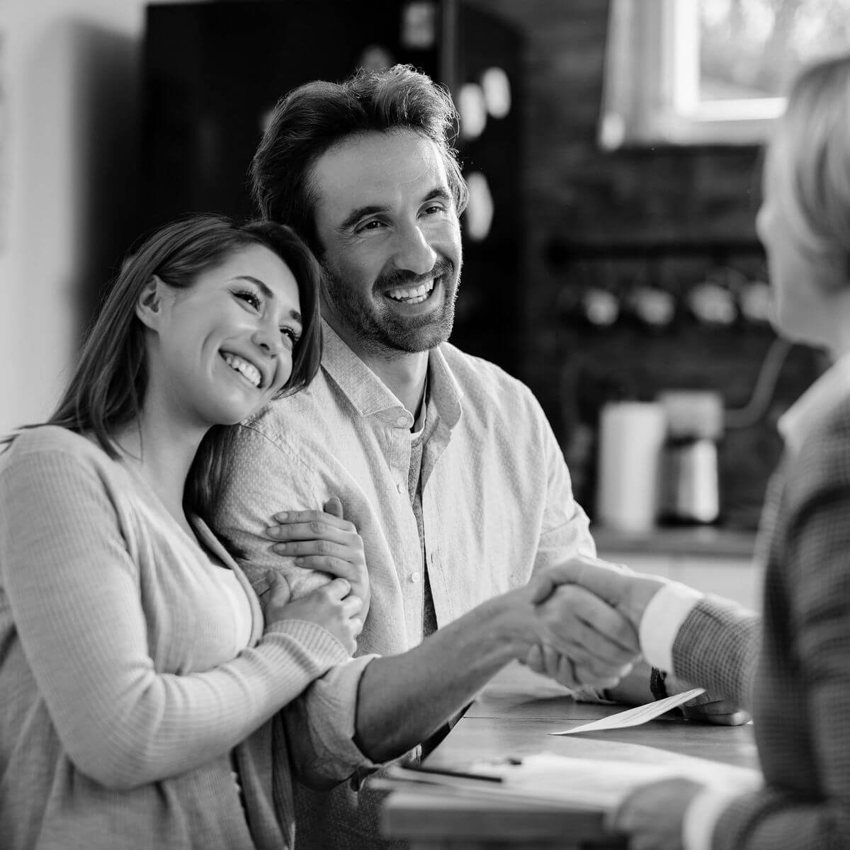 sikeres-ingatlan-adasvetel-kezfogas-ugyved Elégedett vásárlók kezet fognak az ügyvéddel egy sikeres ingatlan adásvétel után – gördülékeny, jogilag biztosított adásvételi folyamat.