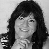 Akháb Krisztina Portré Akháb Krisztináról, aki ingatlanvásárláskor vette igénybe az ingatlanjogi ügyvédi szolgáltatásokat az adásvételi szerződés gyors és részletes elkészítéséhez, és külön kiemeli a szerződés átgondolt, alapos kidolgozását.