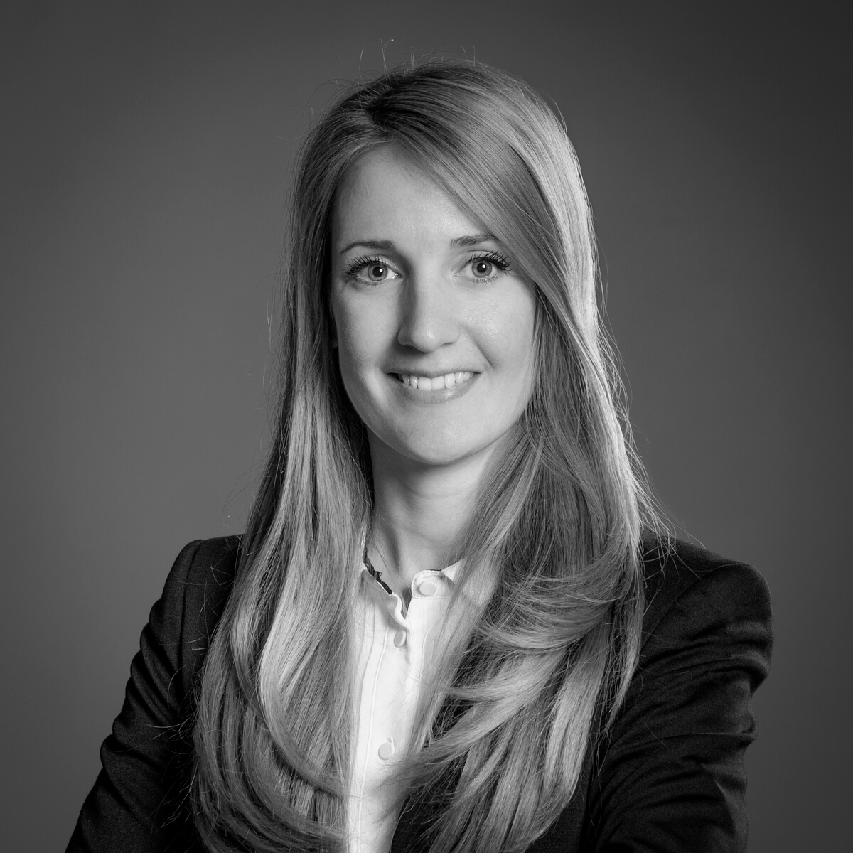 Dr. Kovács Nóra mosolygós portréja üzleti öltözékben, a JogKalauz ingatlan blog jogi szakértője és tulajdonosa, aki megbízható tanácsokat nyújt az ingatlanjog világában.