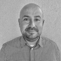 Gárdián Péter Közeli portré Gárdián Péterről, aki szerint az ingatlanjogi ügyvédi szolgáltatások szakmai felkészültséget, precizitást és folyamatos elérhetőséget igényelnek.