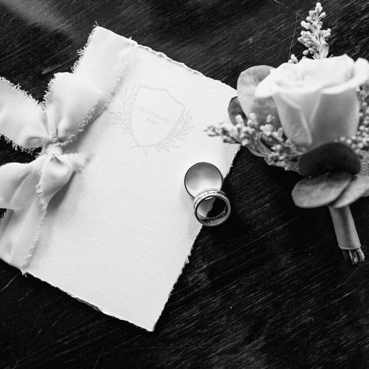 Házassági és élettársi vagyonjogi szerződés jelentősége az esküvőn Esküvői meghívó, két karikagyűrű és rózsacsokor egy asztalon, mely a házassági és élettársi vagyonjogi szerződés fontosságára utal a közös élet kezdetén.
