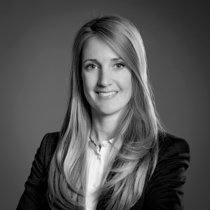 Dr.-Kovacs-Nora–Professzionalis-ingatlanjogi-ugyintezes Közeli portré Dr. Kovács Nóráról, aki Ingatlanjogi ügyvédi szolgáltatások nyújtásával segíti ügyfeleit – üzleti stílus, nyugodt, barátságos kisugárzás.