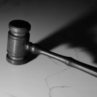 jogi-kalapacs-ingatlanjog-ugyved Fekete bírói kalapács márványasztalon – szimbolikus kép az ingatlanjogi ügyvédi szolgáltatásokhoz kapcsolódó döntéshozatal és jogi eljárások témakörében.