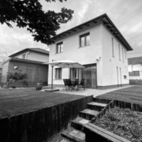 modern-csaladi-haz-rendezett-kerttel Modern kétszintes családi ház rendezett kerttel és terasszal, ideális példája annak, milyen ingatlan esetén lehet szükség ingatlanjogi ügyvédi szolgáltatások igénybevételére az adásvételi folyamat során.