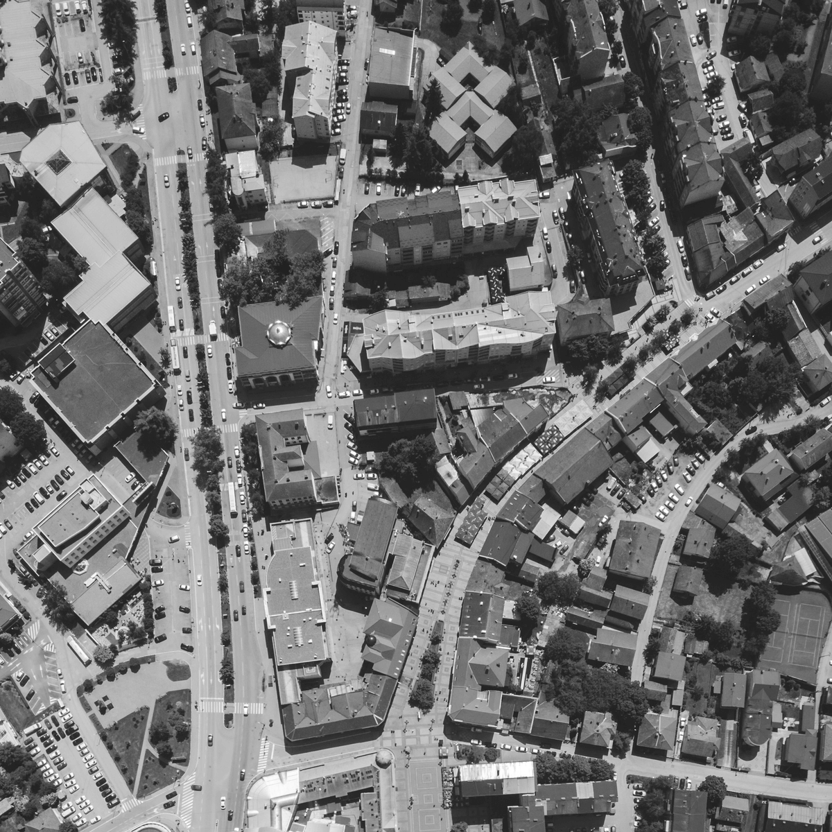 Légi felvétel egy magyar városközpontról, ahol az ingatlanok helyrajzi számai a helyrajzi szám kereső segítségével is azonosíthatók.